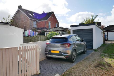 2 bedroom semi-detached house for sale, Shelburne Road, Calne