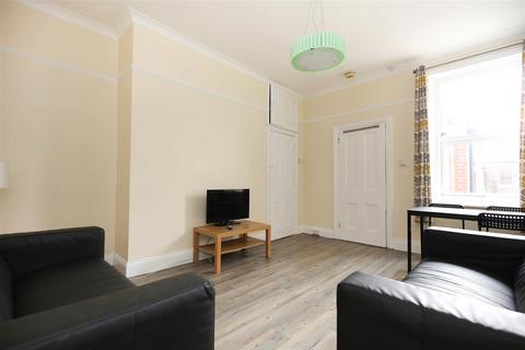 3 bedroom flat to rent, Simonside Terrace, Newcastle Upon Tyne NE6