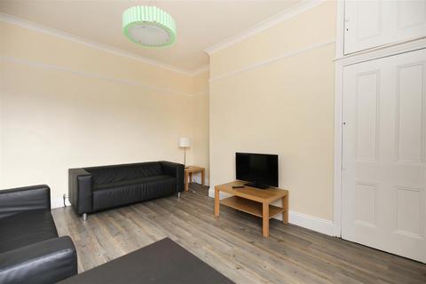 3 bedroom flat to rent, Simonside Terrace, Newcastle Upon Tyne NE6