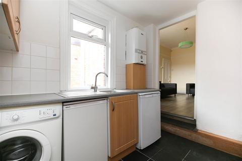 3 bedroom flat to rent, Simonside Terrace, Newcastle Upon Tyne NE6