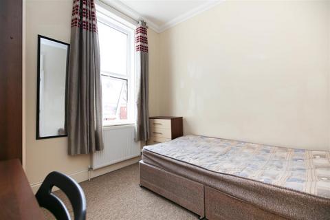 3 bedroom flat to rent, Amble Grove, Newcastle Upon Tyne NE2