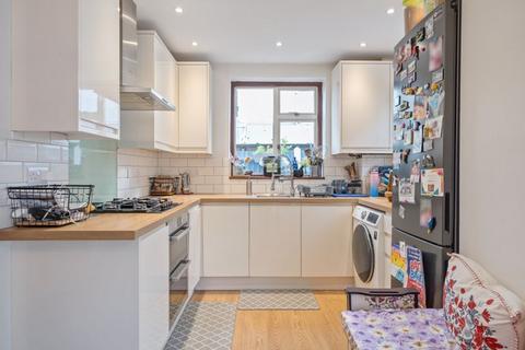 3 bedroom semi-detached house to rent, Northwood Avenue, Purley