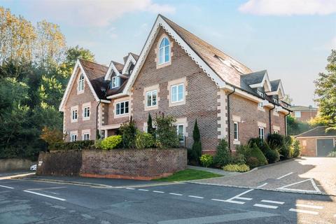 2 bedroom apartment to rent, Croft Road, Godalming GU7