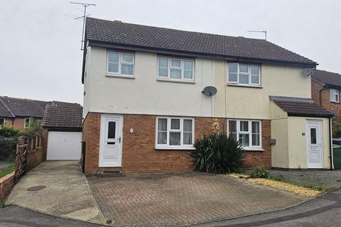 3 bedroom semi-detached house to rent, Fitzwarren Close, Chippenham