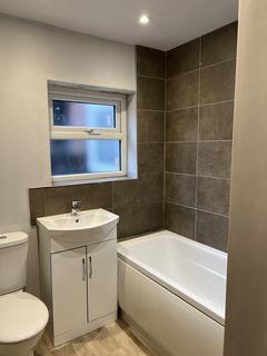 2 bedroom apartment to rent, Hilton Avenue, Urmston M41