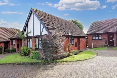 2 bedroom semi-detached bungalow for sale, Holmer Place, Holmer Green HP15