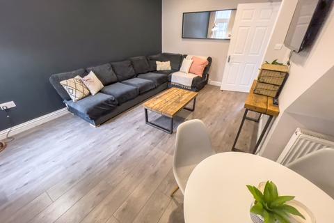 6 bedroom terraced house to rent, Romer Road, L6 6DJ,