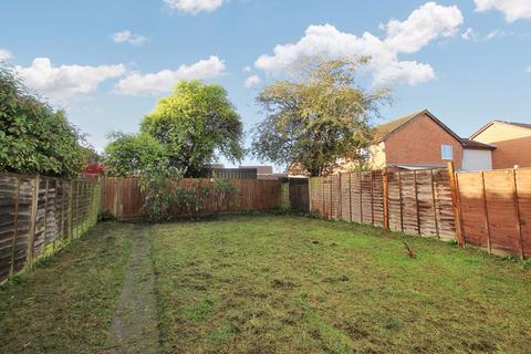 3 bedroom semi-detached house to rent, Fosse Close, Gloucester GL4