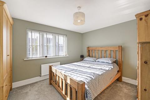 25 Dumbrell Drive, Paddock Wood, Tonbridge, TN12 6FR