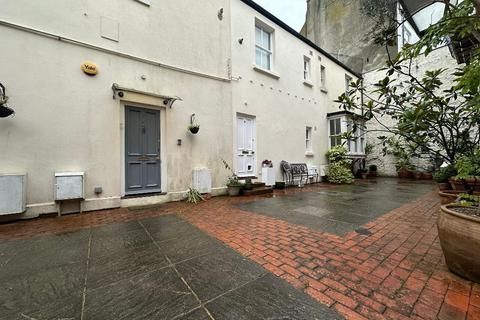 2 bedroom terraced house to rent, Gloucester Mews, Gloucester Road, Brighton, BN1 4BW