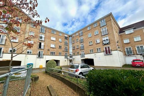 2 bedroom flat for sale, The Dell, Hampshire SO15