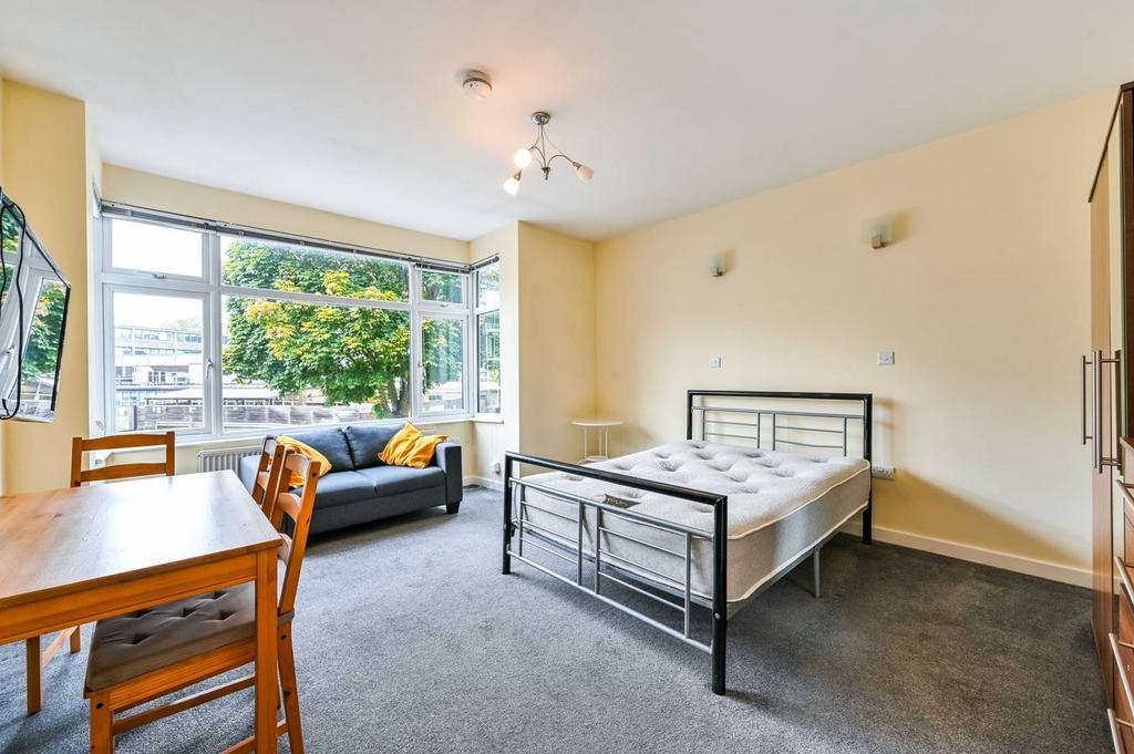 Caledonian Road, Holloway, London, N7 3 bed flat to rent £3,397 pcm