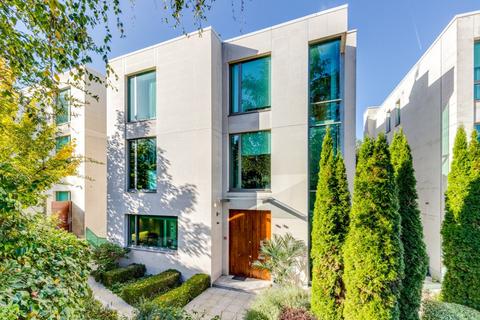 70 West Heath Road, London, NW3 7UJ