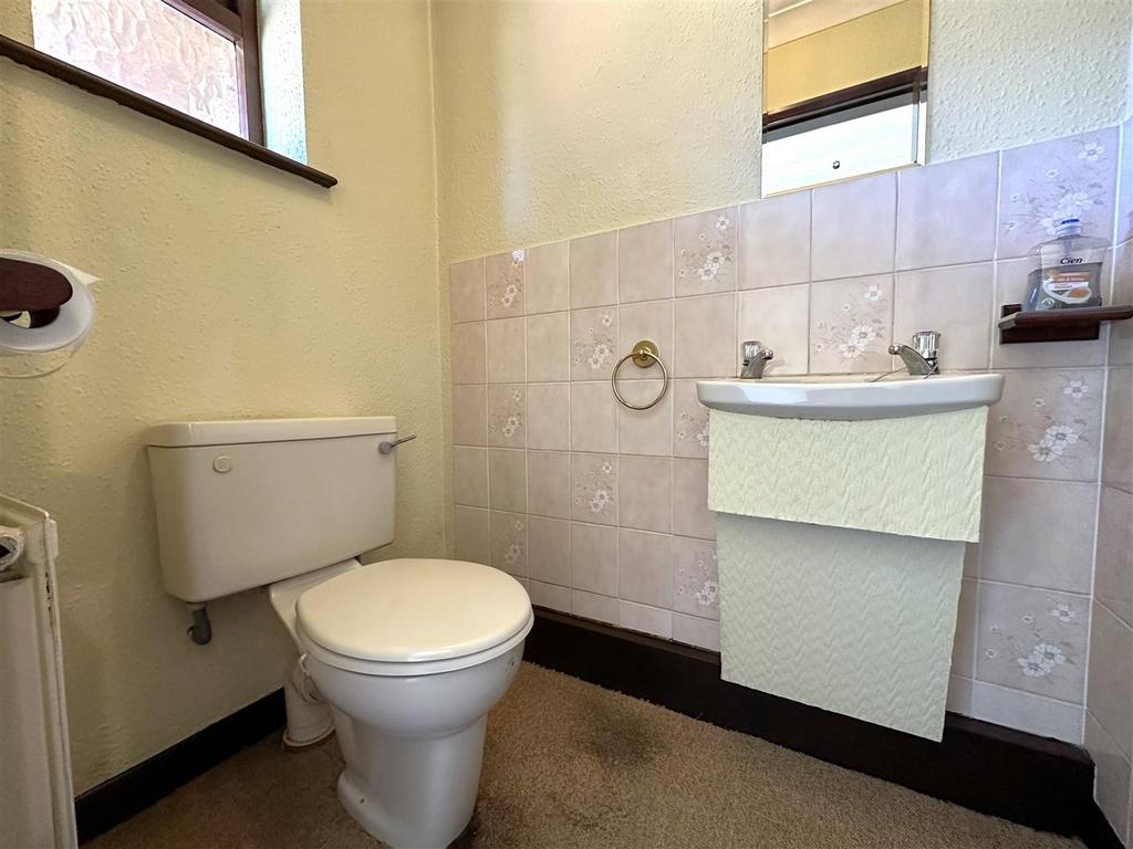 Cloakroom/ W.C. 351