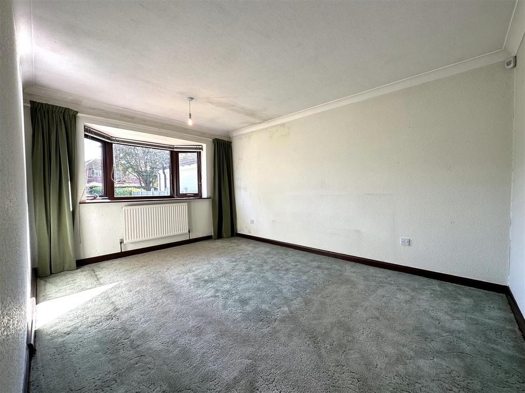 Bay-Fronted Master Bedroom 366