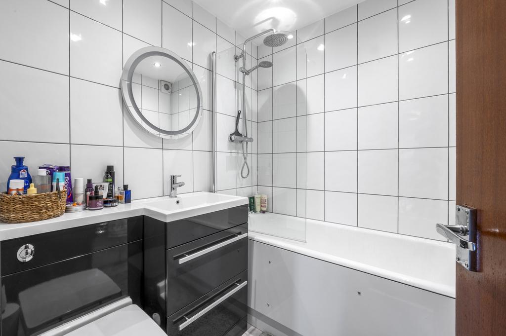Gwynne Court, London SW20 1 bed apartment to rent £1,650 pcm (£381 pw)