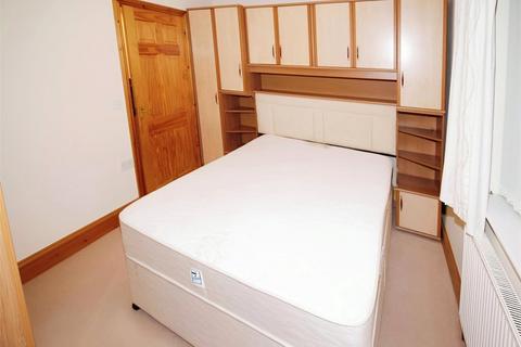 4 bedroom bungalow to rent, Bartles Court, Redruth TR15