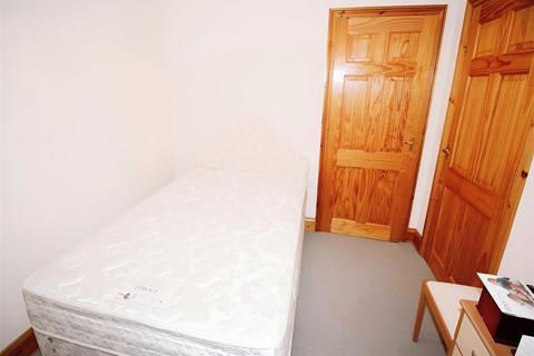 4 bedroom bungalow to rent, Bartles Court, Redruth TR15