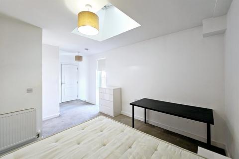 undefined, Rope Court, London E14
