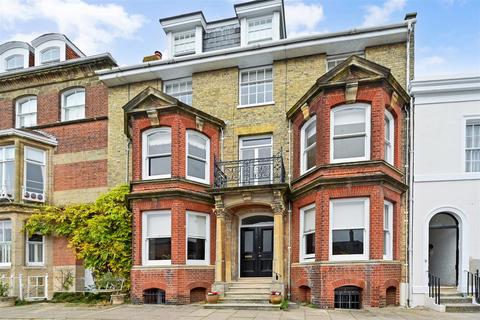 2 bedroom apartment to rent, Maltravers Street, Arundel