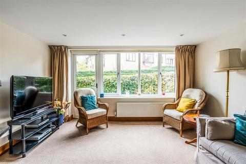 Flat 1, Chestnut Court Hoskins Road, Oxted, RH8 9FJ