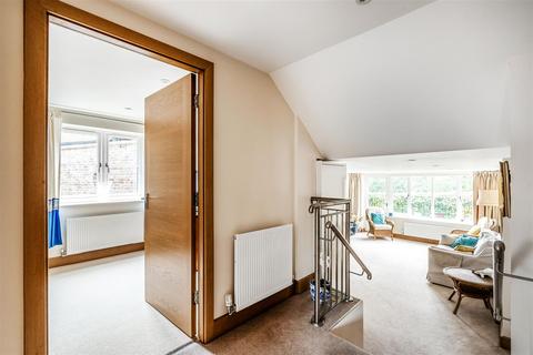 Flat 1, Chestnut Court Hoskins Road, Oxted, RH8 9FJ