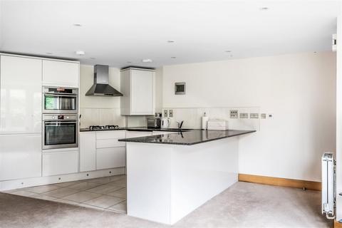 Flat 1, Chestnut Court Hoskins Road, Oxted, RH8 9FJ