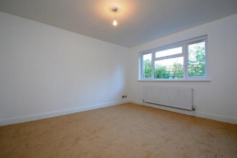 2 bedroom maisonette for sale, Colney Hatch Lane,  Friern Barnet,  N11