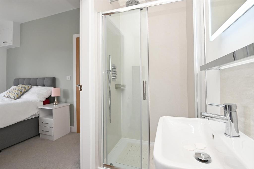 En-Suite to Bedroom 1.jpg