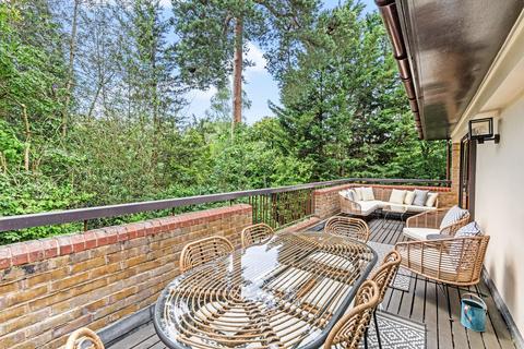 3 bedroom flat for sale, The Gables, Oxshott, KT22