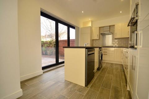 3 bedroom maisonette to rent, School Lane, Manchester M20