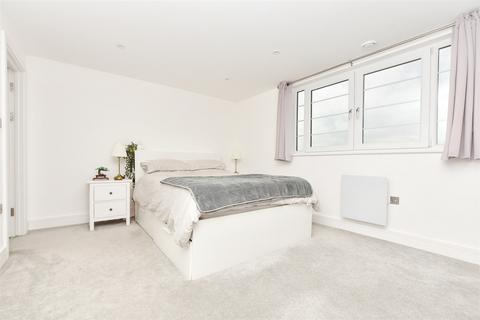 2 bedroom flat for sale, Victoria Road, Horley, Surrey