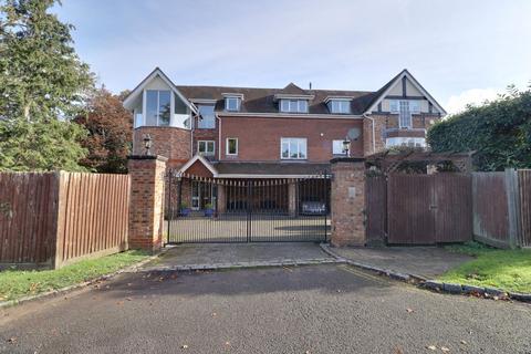 3 bedroom flat to rent, New Road, Esher KT10