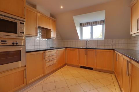 3 bedroom flat to rent, New Road, Esher KT10