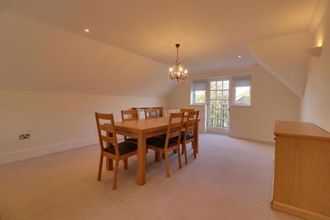 3 bedroom flat to rent, New Road, Esher KT10