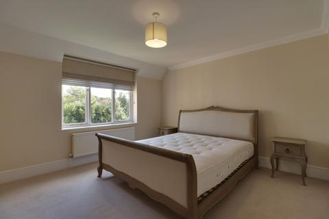 3 bedroom flat to rent, New Road, Esher KT10