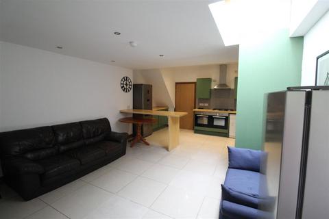 7 bedroom house to rent, Thesiger Street, Cardiff CF24