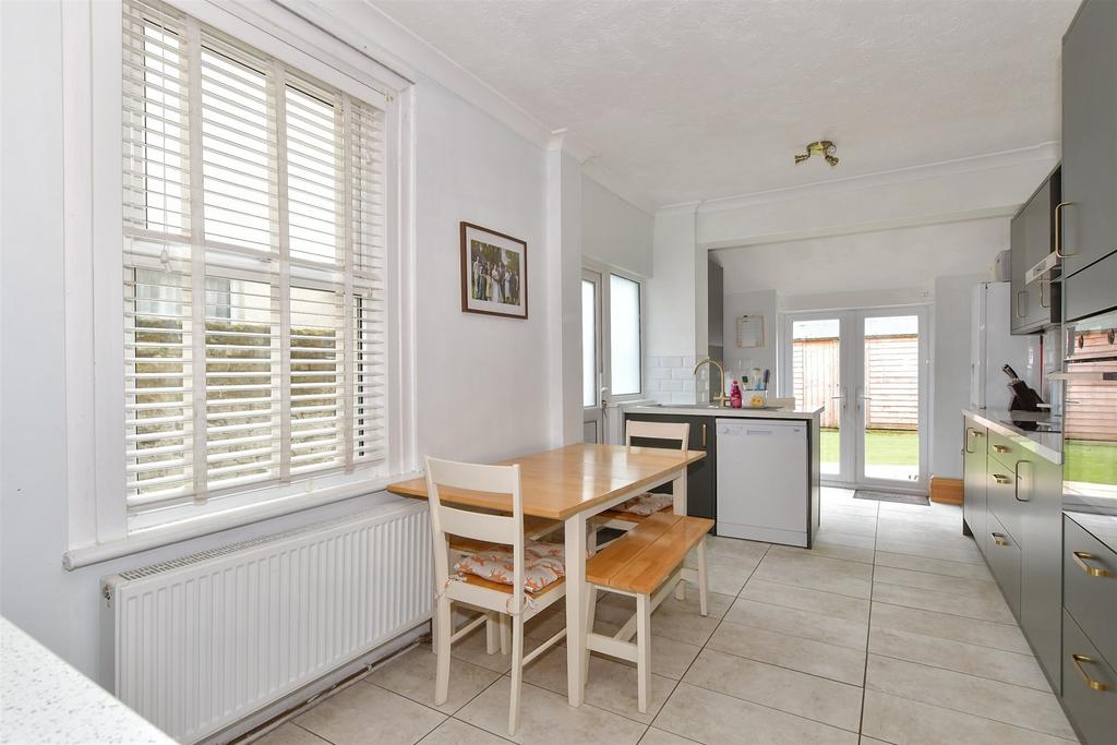 Kitchen/ Breakfast Area