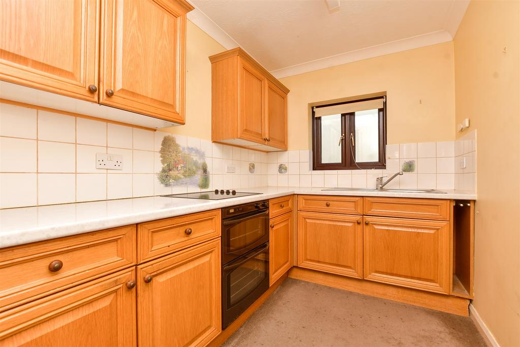 Wickham Road, Shirley, Croydon, Surrey 2 bed ground floor flat for sale