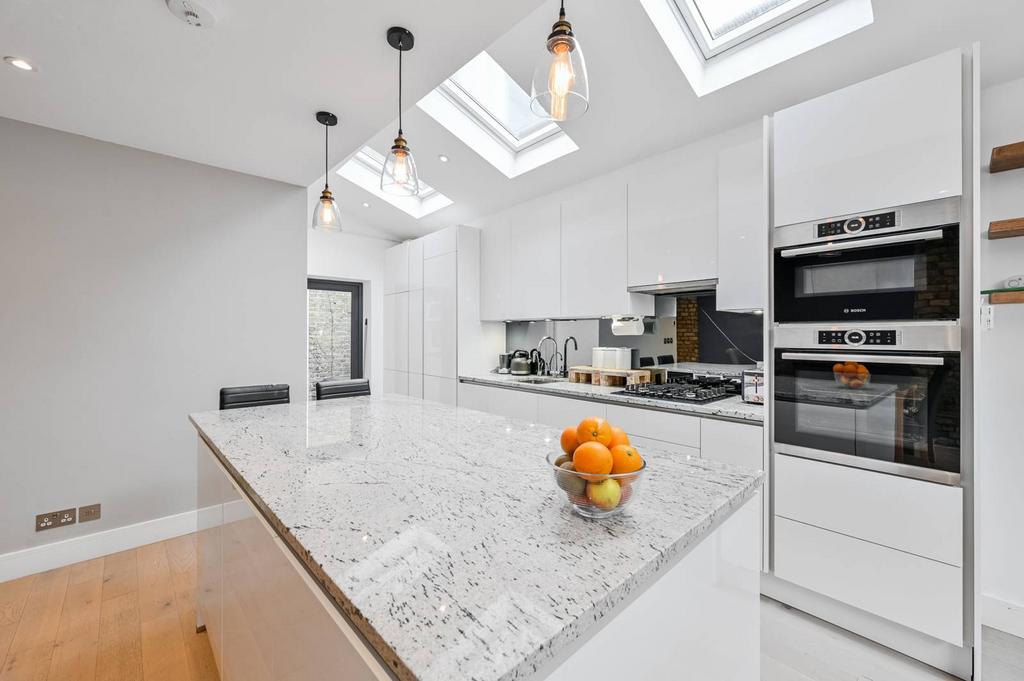 Cavendish Road, Balham, London, SW12 2 bed flat to rent £4,750 pcm (£