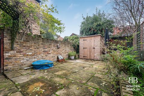 1 bedroom end of terrace house to rent, Pert Cottages, Barkingside