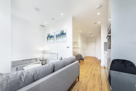 Studio to rent, West Gate, London W5