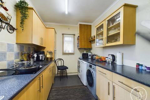 2 bedroom flat for sale, Sandringham Drive, Leeds