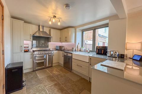 4 bedroom detached house for sale, Penrhiw Road, Risca, NP11