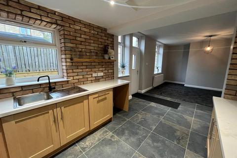 3 bedroom end of terrace house for sale, Wakefield Road, Huddersfield HD5