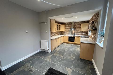 3 bedroom end of terrace house for sale, Wakefield Road, Huddersfield HD5