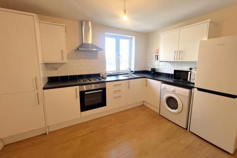 2 bedroom flat to rent, Chapel Street, Woking GU21