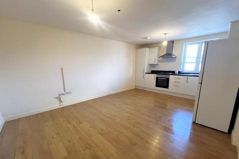 2 bedroom flat to rent, Chapel Street, Woking GU21