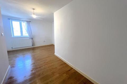 2 bedroom flat to rent, Chapel Street, Woking GU21