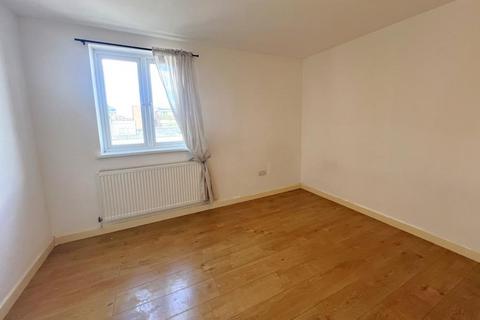 2 bedroom flat to rent, Chapel Street, Woking GU21